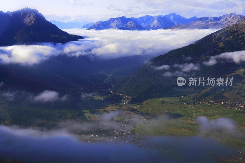 Zugspitze上方的云和埃尔瓦尔德，奥地利/德国边境